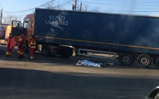 ACCIDENT MORTAL. Biciclist lovit de TIR. A decedat pe loc