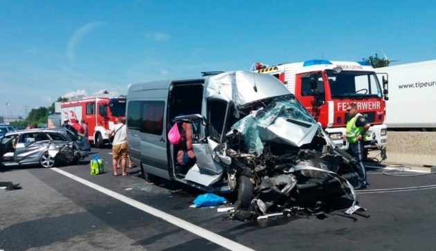 FOTOGALERIE. ACCIDENT cumplit pe autostradă. Opt români, răniți