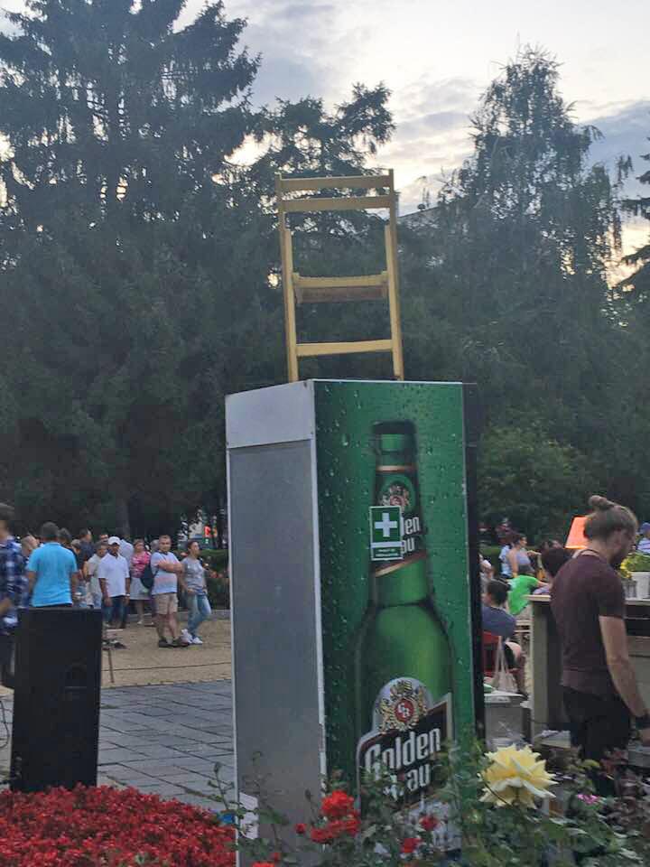 O bere cu scaun la cap