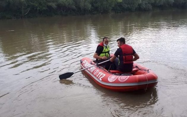 FOTO: MACABRU. Cadavru în stare de putrefacție, ”pescuit” de pompieri din Someș.