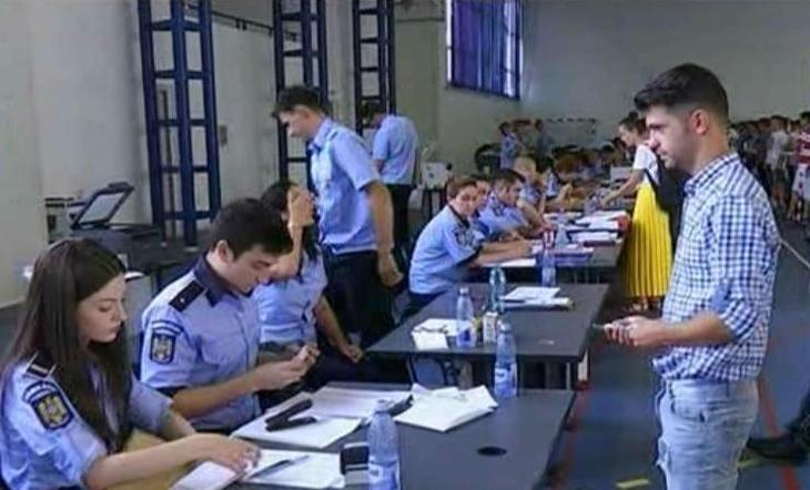 Sute de tineri au stat la coadă pentru  a se înscriere la Academia de Poliţie