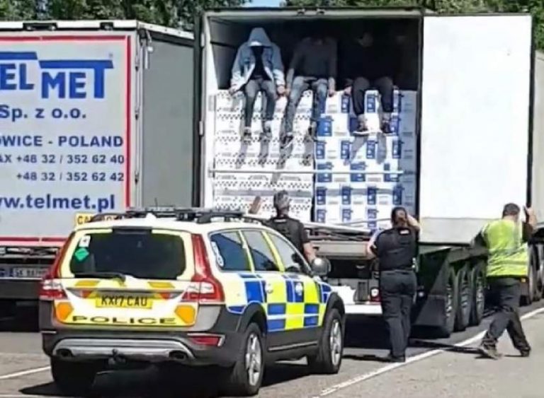 ULUITOR! Un sătmărean transporta transfugi într-un Tir frigorific. Au fost găsiți aproape congelați