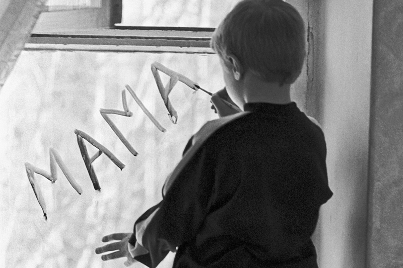 Drama copiilor fără părinți. Peste 570 de copii sătmăreni au părinții plecați în străinătate