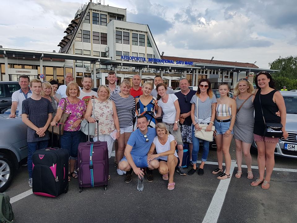 FOTO: Poza de grup a unei familii de englezi la Aeroportul Satu Mare. Uimiți de ce au găsit în România