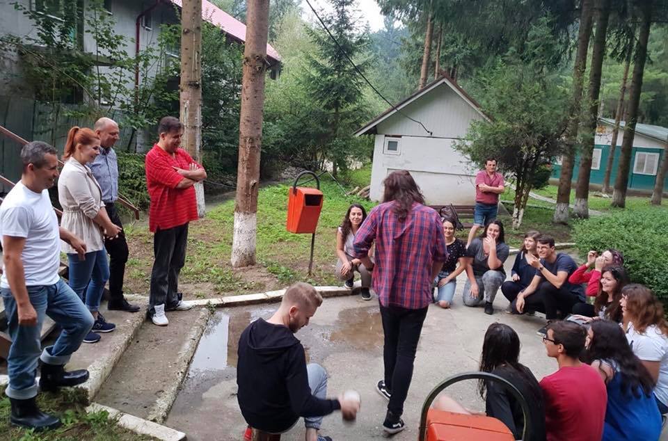 Sătmăreanca Ioana Bran, în mijlocul copiilor sinistrați în tabăra din județul Bacău