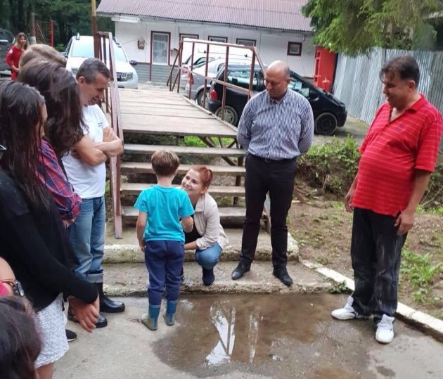 Ministrul Ioana Bran, intervenție de urgență la copii sinistrați în tabăra din județul Bacău