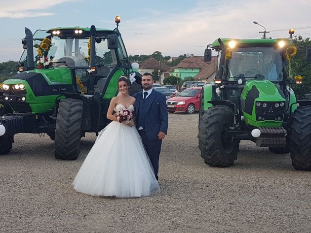 VIDEO/FOTO. UNIC și DEOSEBIT. Mireasă adusă la cununie cu... tractorul