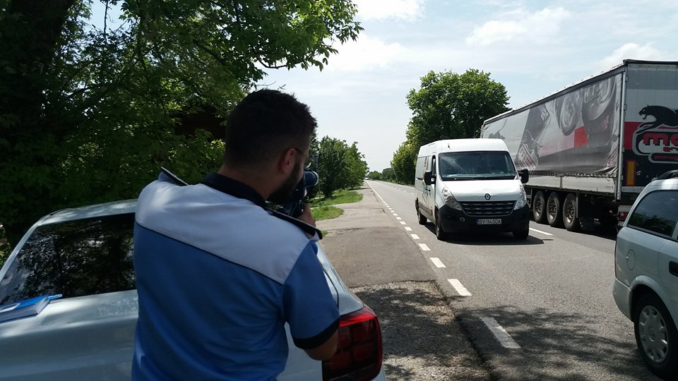 OFICIAL! Radarele poliției, presemnalizate. Radarul pistol, la doar 10 metri de mașina poliției