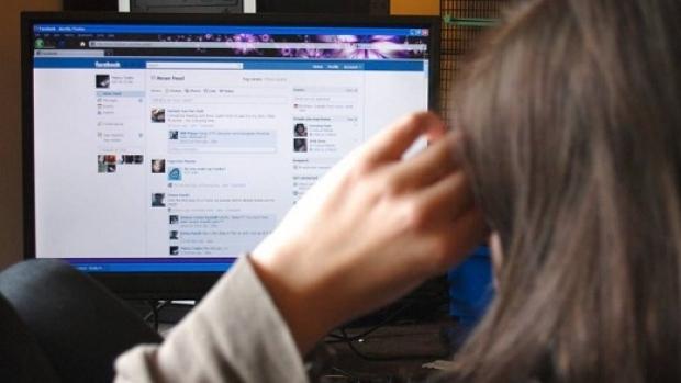 Șantajată și amenințată pe Facebook pentru bani. Șantajista, identificată și cercetată penal