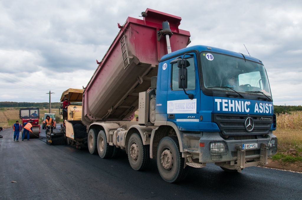 Se lucrează intens pe aproape toate drumurile județene. Care sunt firmele și pe ce tronsoane lucrează