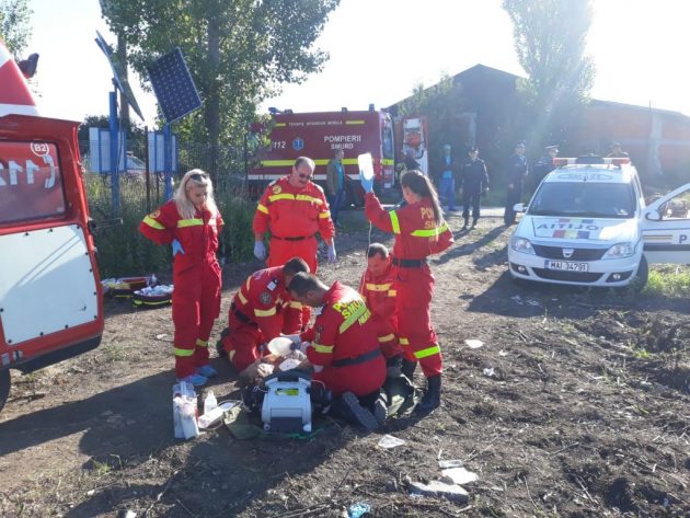 FOTOGALERIE. ACCIDENT MORTAL. O dubă lovită de tren. Șoferul a decedat