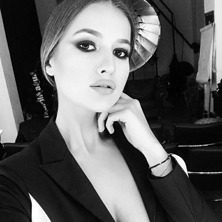 Ea face ca femeile să radieze de frumusețe și feminitate