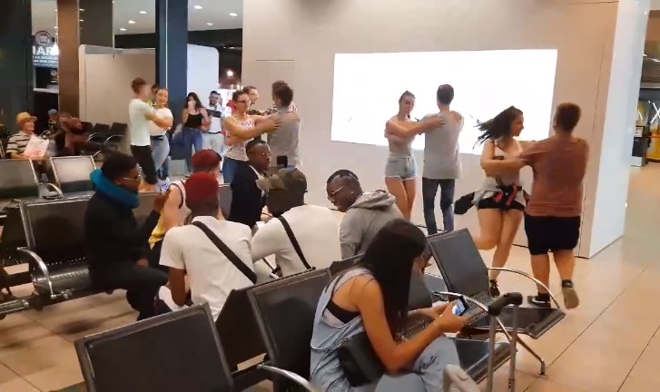 VIDEO DE EXCEPȚIE! Doruri Sătmărene. Demonstrație de virtuozitate a sătmărenilor pe Aeroportul Otopeni