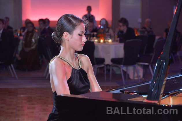 Frumoasă și talentată. Sătmăreanca Alexandra Prodaniuc, fata cu pianul