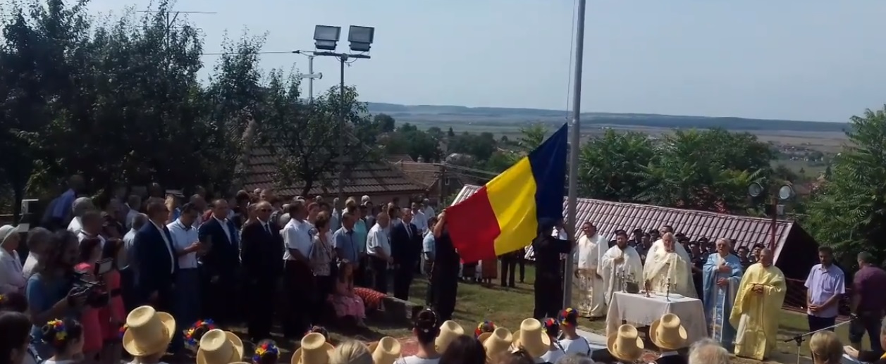 VIDEO. Un alt catarg pentru CENTENAR înălțat în județ. La Catedrala din Tășnad