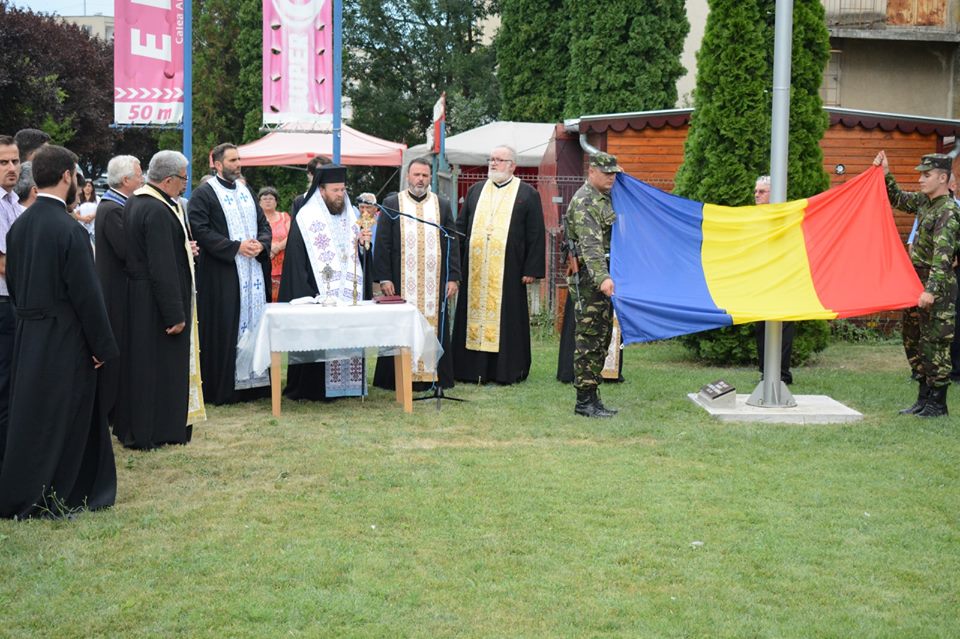 FOTOGALERIE. Catarg înălțat falnic la Carei. În curtea unei biserici
