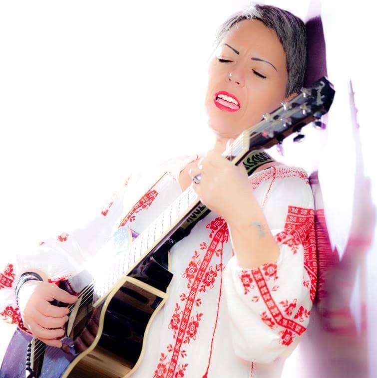 O  sătmăreancă, o chitară și poezia muzicii folk românești emigrate în Italia