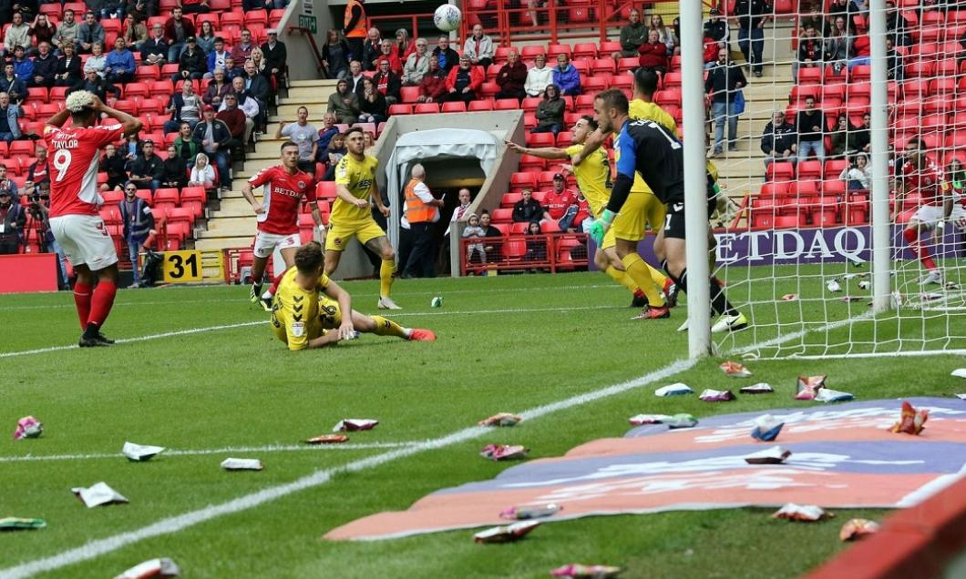 Fanii lui Charlton au aruncat cu chipsuri în teren!!!