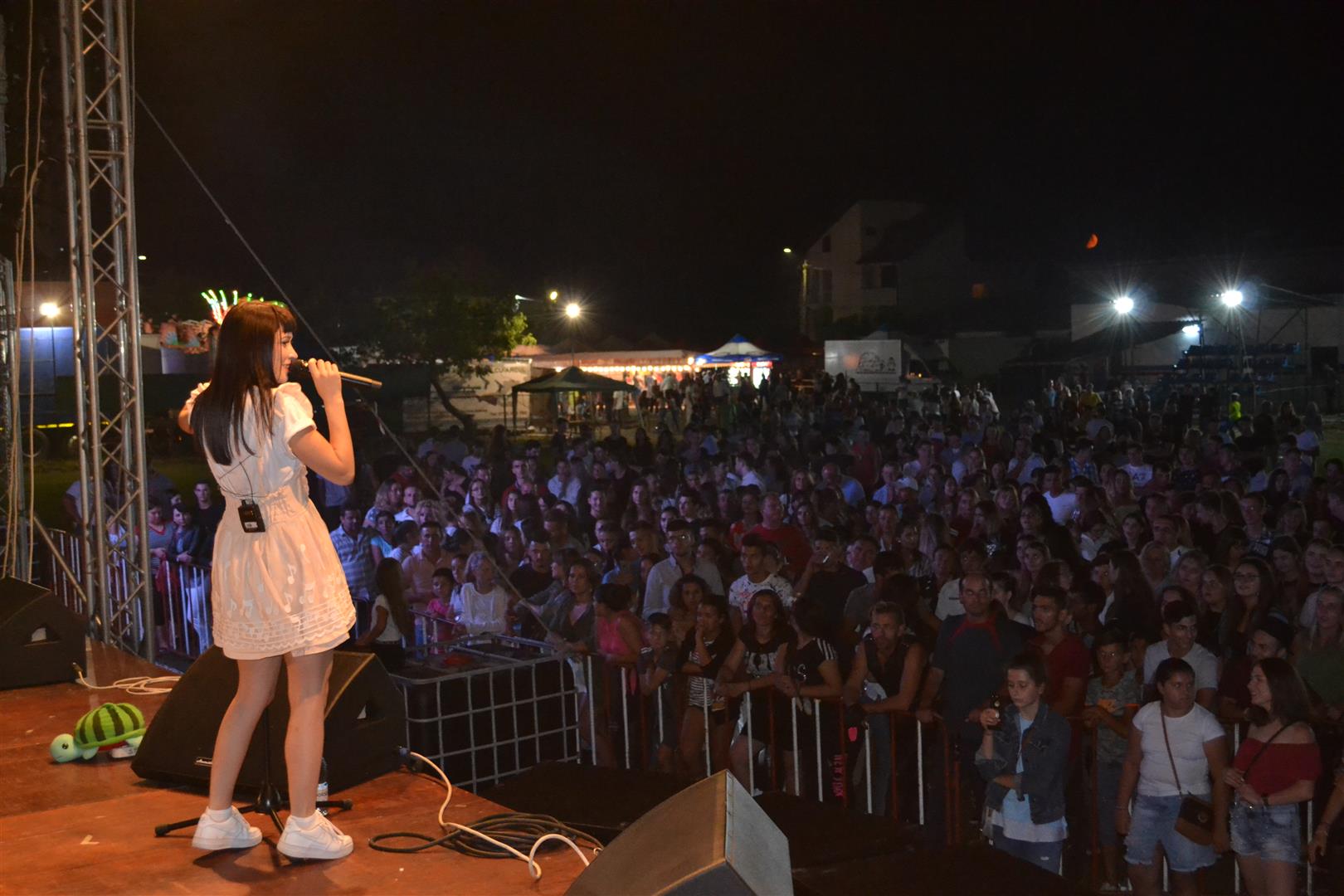 FOTOGALERIE. Oșenii sunt în sărbătoare. Petrec cu toții la Negrești