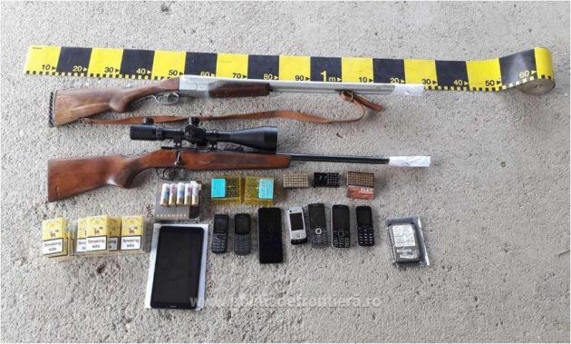 FOTOGALERIE. ÎNGRIJORĂTOR! Arme și muniție descoperite în casele unor oșeni. Peste 50 de percheziții
