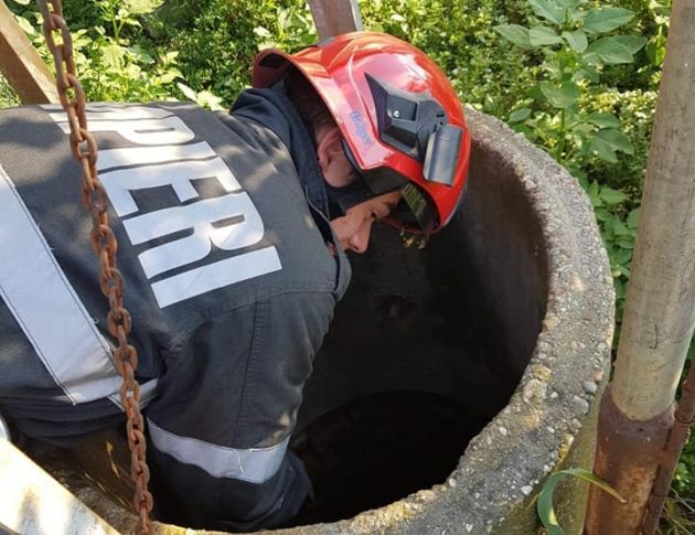 FOTOGALERIE. EMOȚIONANT. Orice VIAȚĂ contează pentru pompieri! Salvat din fântână