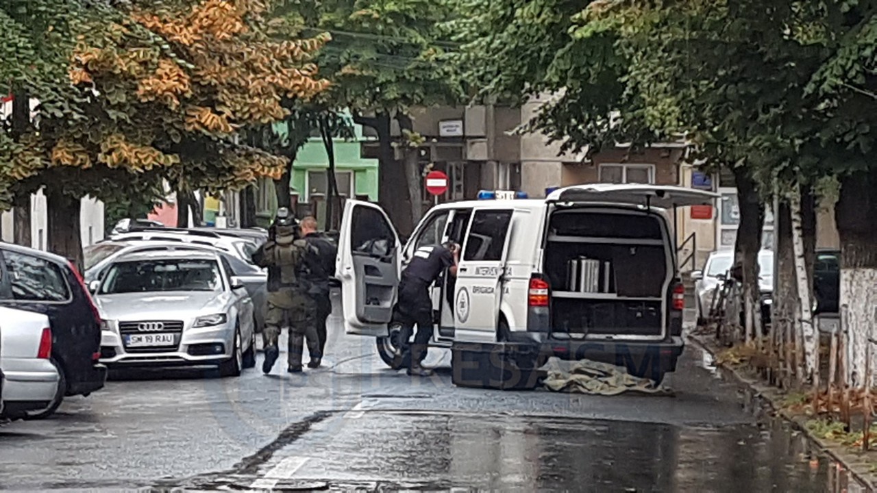 FOTO. ALARMĂ! Panică lângă Tribunal și Penitenciar. Colet suspect cercetat de echipa antitero