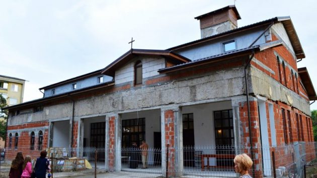 FOTO-EVENIMENT. Când omul sfințește locul. Biserica născută din ruinele unei central termice 