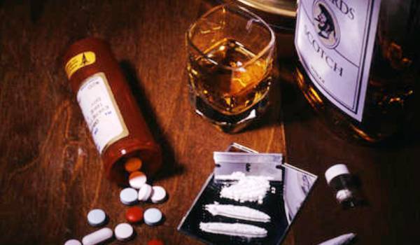 Tot mai mulți tineri sătmăreni cad pradă dependențelor date  de alcool și droguri