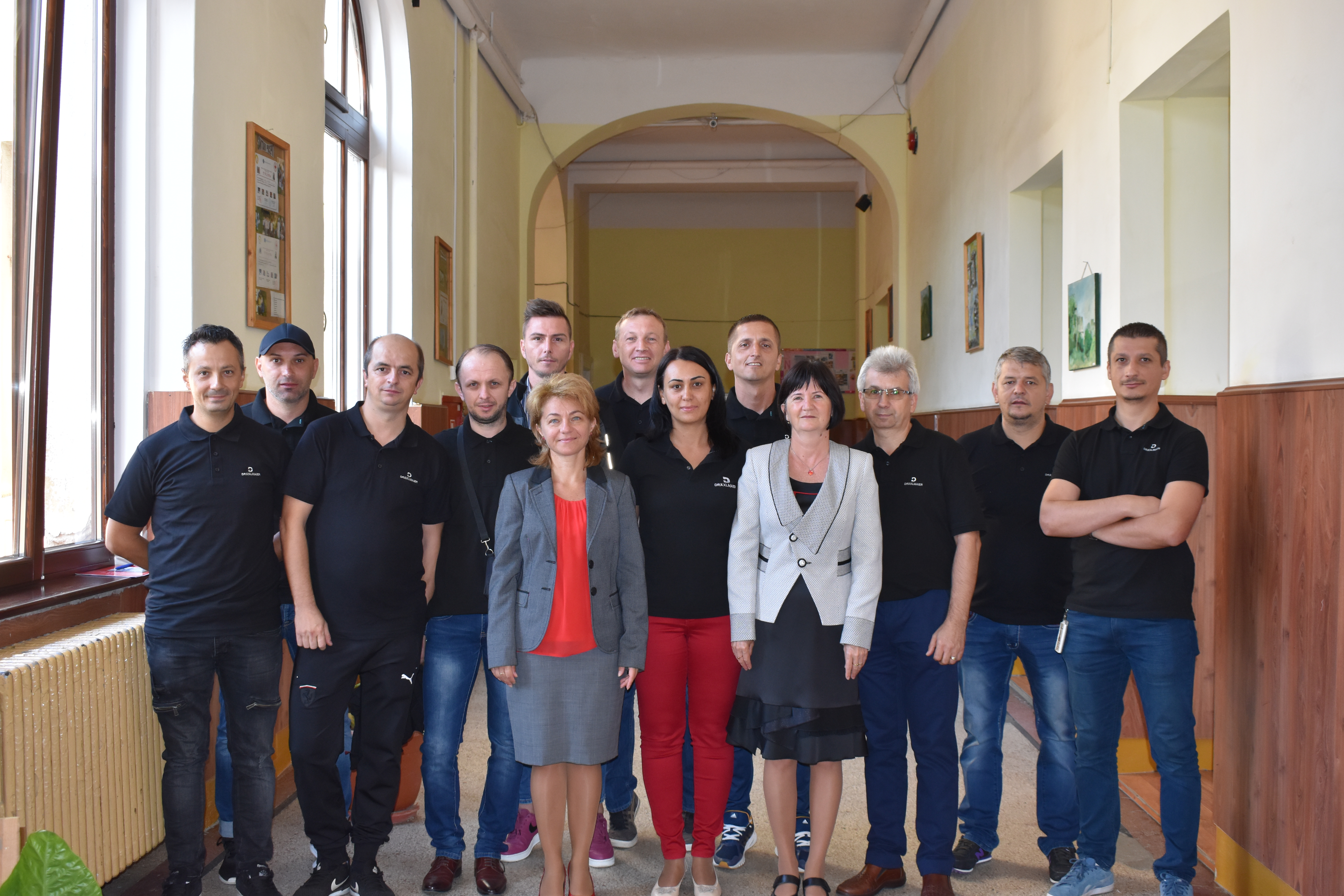 Inaugurarea clasei renovate de voluntarii DRÄXLMAIER Satu Mare