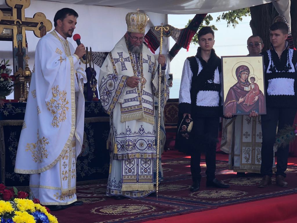 Duminică a avut loc târnosirea bisericii Nașterea  Maicii Domnului