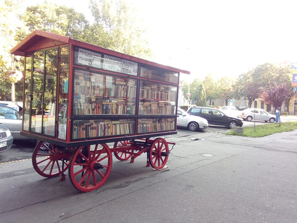 Puneți mâna pe carte...