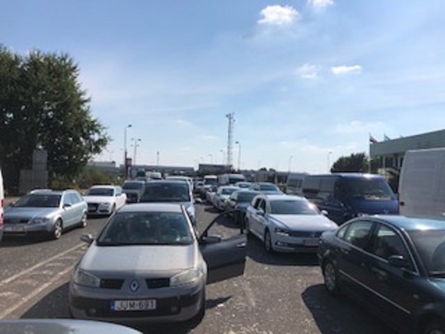 Inexplicabil, rămân cozile la vămi