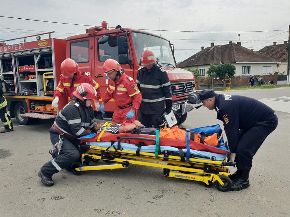 FOTOGALERIE. DEZASTRU în județ! O cisternă plină cu substanțe periculoase s-a răsturnat pe carosabil la Apa (Exercițiu)