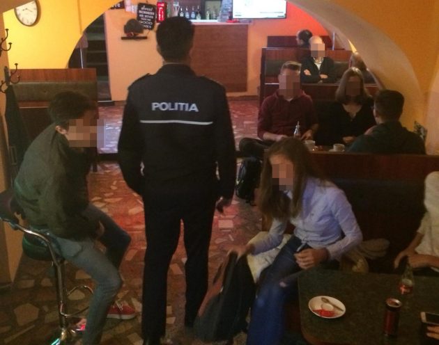 FOTO. Barmanii au luat locul profesorilor. Au intervenit polițiștii