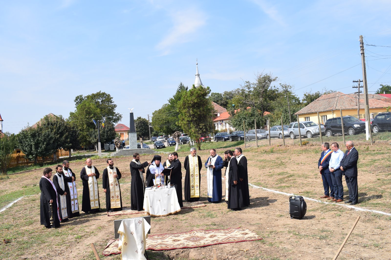 Duminică s-a pus piatra de temelie a bisericii din Săuca