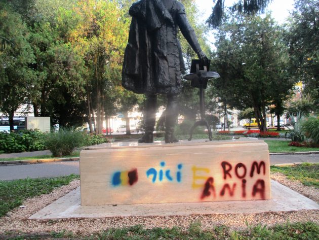 FOTO. REGRETABIL ȘI SCANDALOS. O statuie din Satu Mare, profanată. Ce spune Kereskenyi