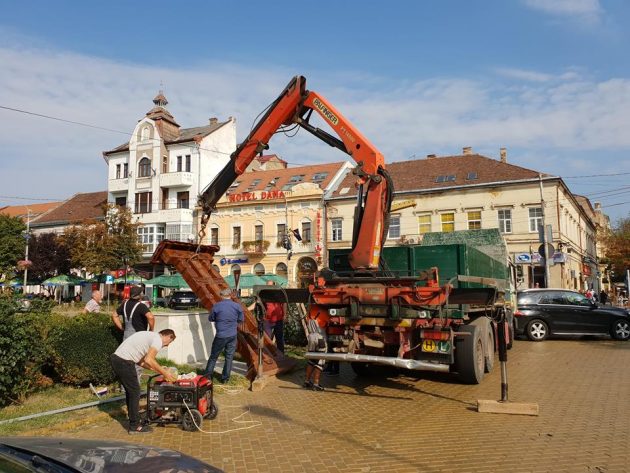 FOTOGALERIE. Troița din Centrul Vechi al Sătmarului, repusă la loc. Cine a luat atitudine
