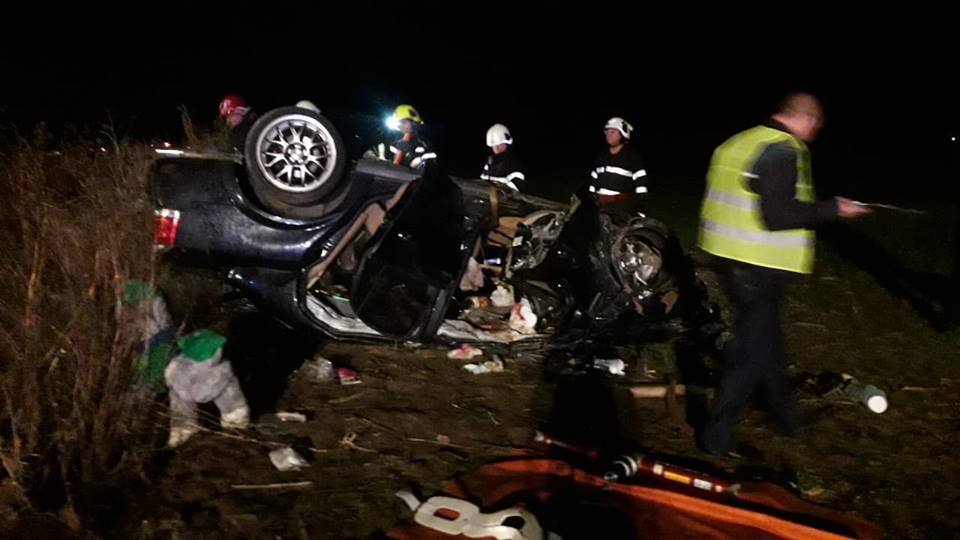 VIDEO. ACCIDENT CUMPLIT. Două persoane încarcerate. A intrat cu mașina in sens