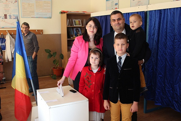 REFERENDUM PENTRU FAMILIE. Senatorul Gabriel Leș, la urne cu familia, pentru familie