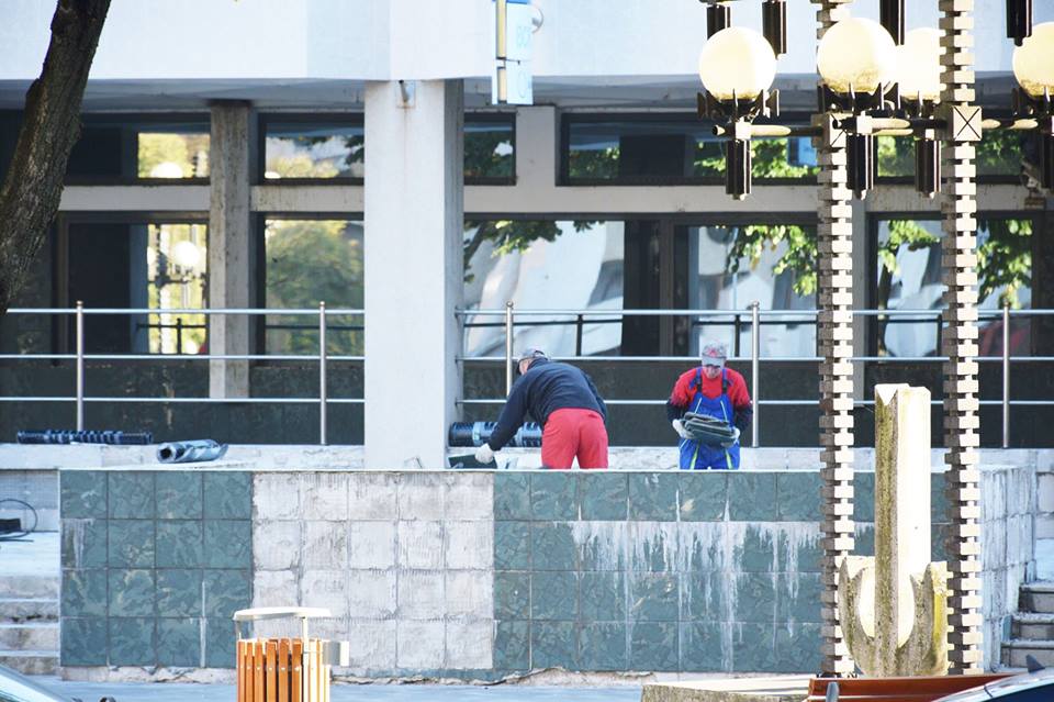 FOTO. O bancă a cedat presiunilor făcute de Primărie. A început lucrările