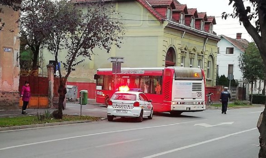 FOTOGALERIE. ACCIDENT. Elevă de 13 ani, lovită de un autobuz pe trecere. Se întorcea de la școală