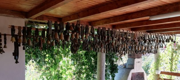 FOTO. INEDIT. Colecţie impresionantă de clopote şi clopoţei în Țara Oașului. Unde anume