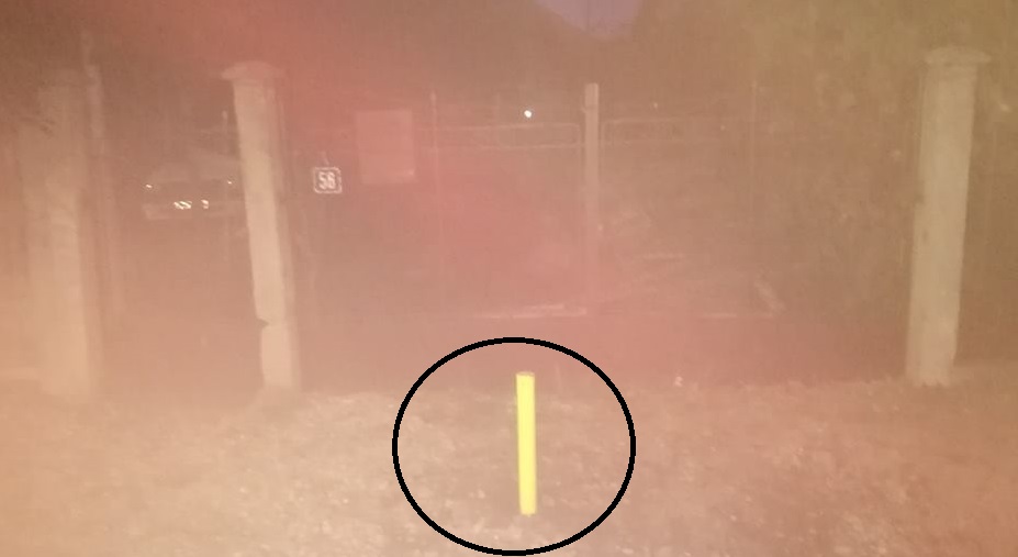 FOTO. INCREDIBIL! „Dorel” de la gaz a comis-o grav. Țeavă în mijlocul porții