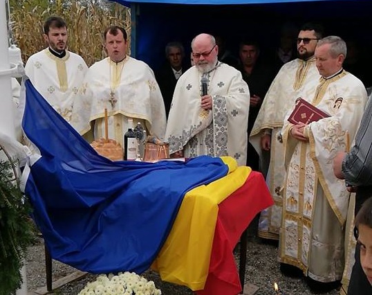 FOTOGALERIE. Sărbătoare de excepție la Hrip. Catarg înălțat și drapel sfințit în curtea bisericii ortodoxe din sat, aflată în construcție