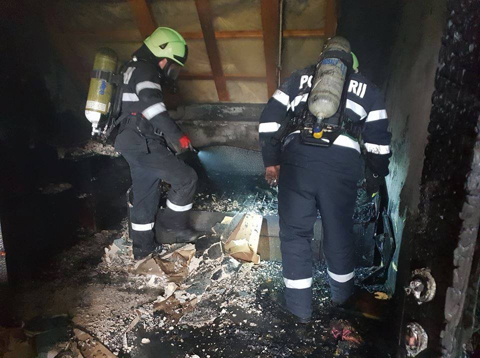 FOTOGALERIE. Incendiu la mansarda unui imobil Satu Mare