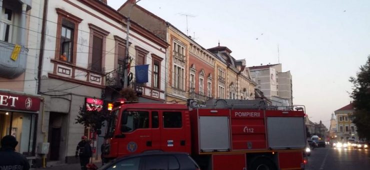 FOTOGALERIE. FOC în CENTRU. Un tânăr de 17 ani, la spital