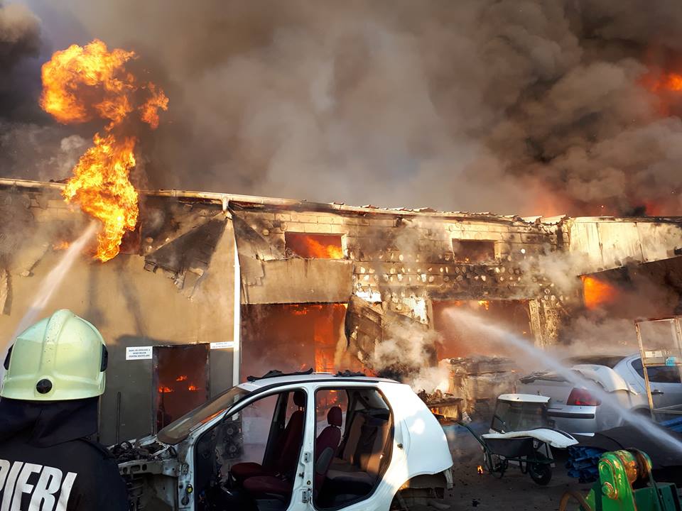 VIDEO/FOTO. Incendiu de proporții în județ. Hală mistuită de flăcări