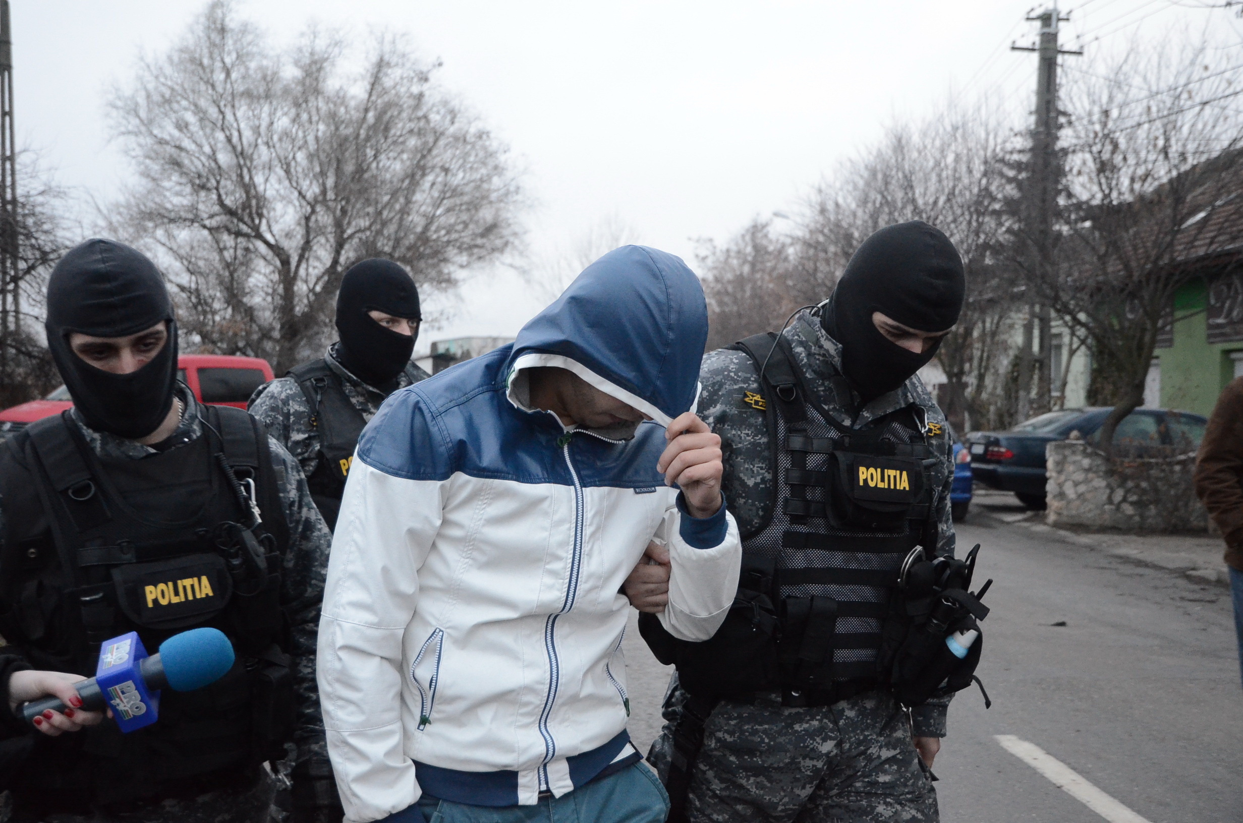 ACȚIUNE. Descindere în forță a MASCAȚILOR. Două persoane reținute