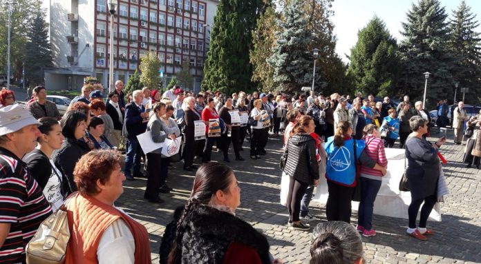 Sindicaliștii sătmăreni de la Cartel Alfa, la pichetarea Prefecturii Satu Mare