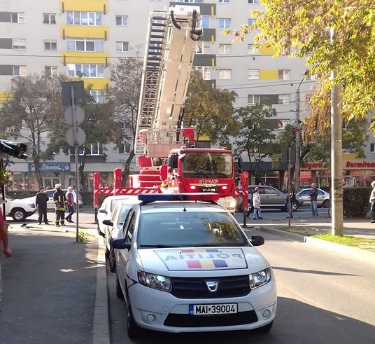 FOTOGALERIE. ALERTĂ falsă! Pompierii au spart ușa unui bărbat care... nu era acasă. Cumnata acestuia i-a alertat